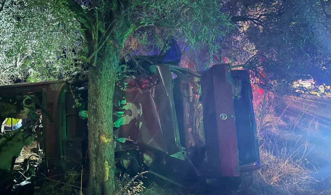 Muğla’nın Milas ilçesinde direksiyon hakimiyetini kaybederek şarampole yuvarlanan araç içinde