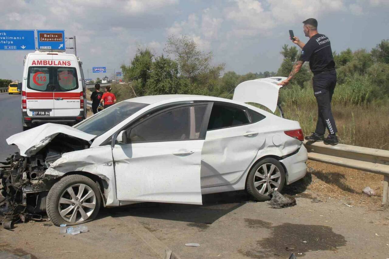 Antalya’nın Manavgat ilçesinde otomobilin yol kenarında bulunan bariyerlere çarpması sonucu