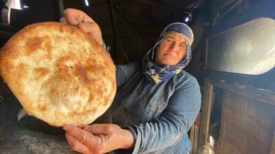 Tandır yanıyor, kültür yaşatılıyor İzmir’in tarihi semtlerinden Kadifekale’de, Mardinli kadınlar tarafından yapılan tandır ekmeği