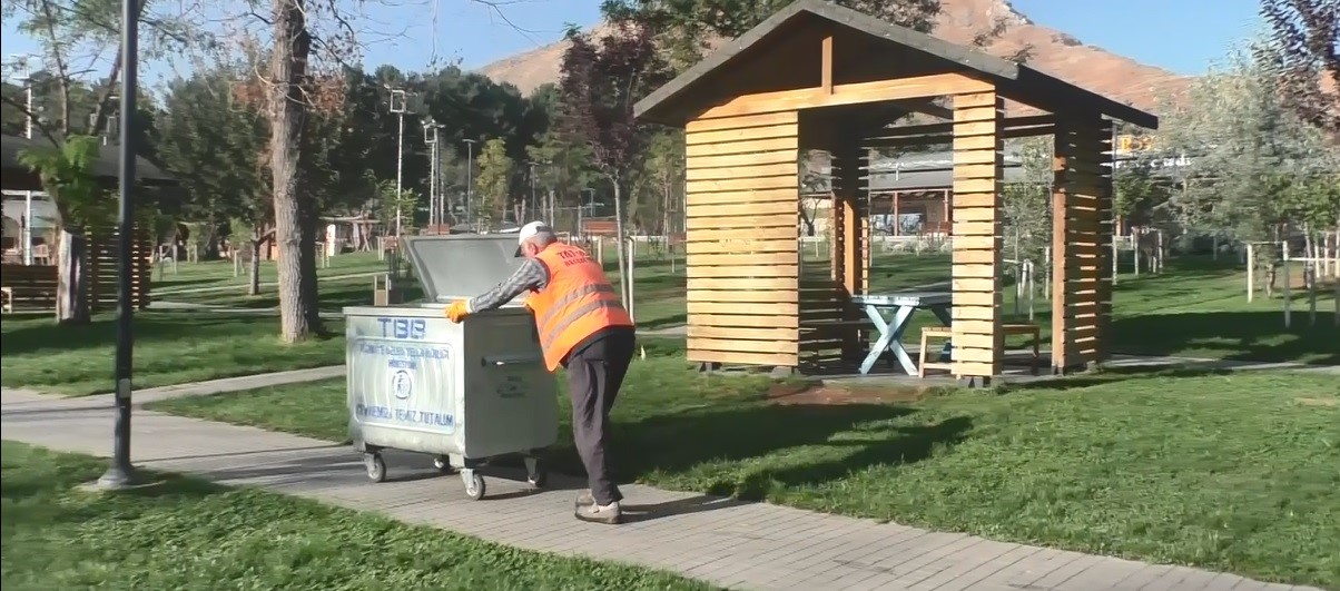 Bitlis’in Tatvan Belediyesi’nde temizlik görevlisi olarak çalışan Hazmi Kayaalp, çöpe