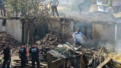 Tokat’ın Zile ilçesinde çıkan yangında bir ev ve samanlık tamamen