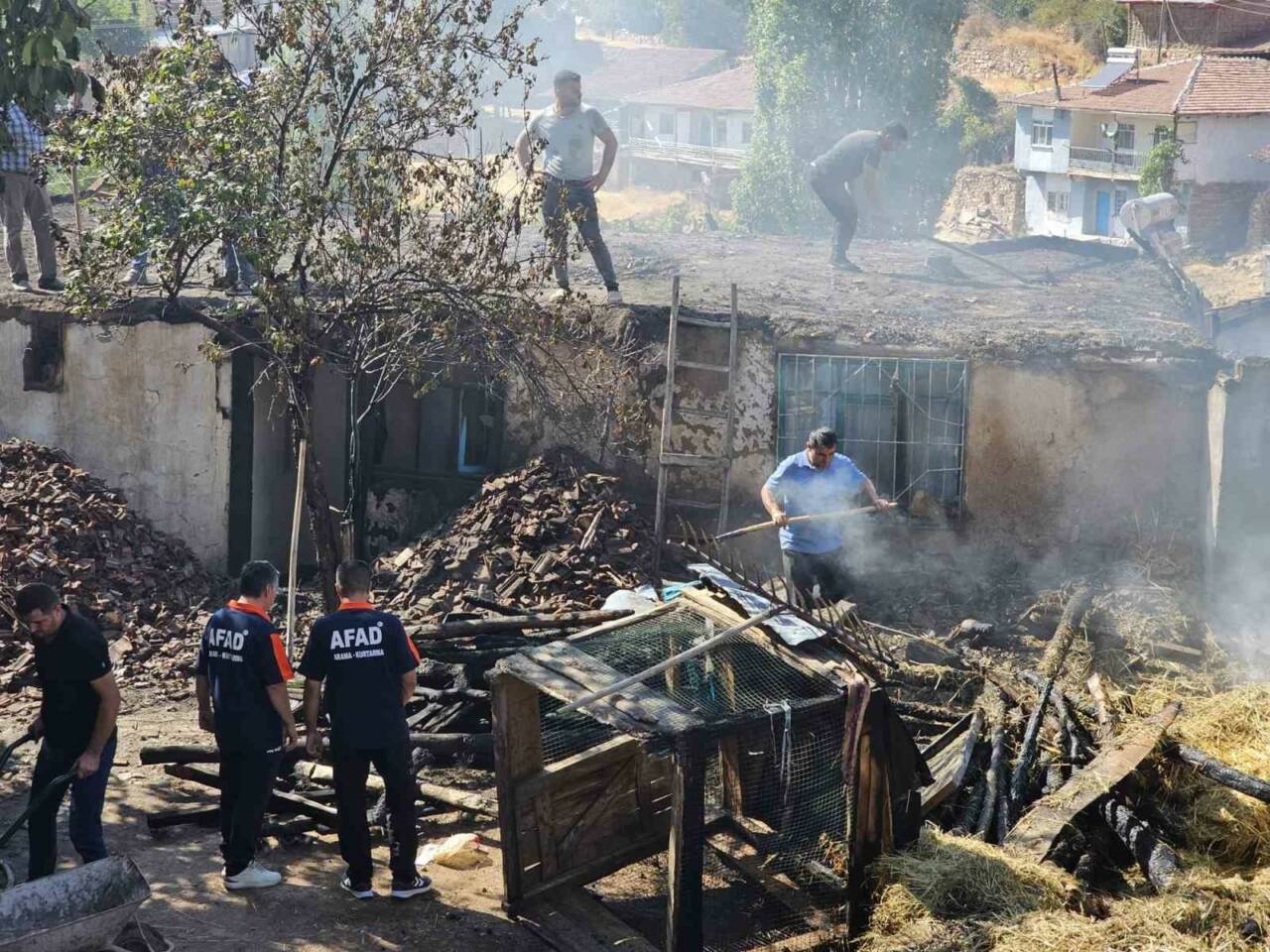 Tokat’ın Zile ilçesinde çıkan yangında bir ev ve samanlık tamamen