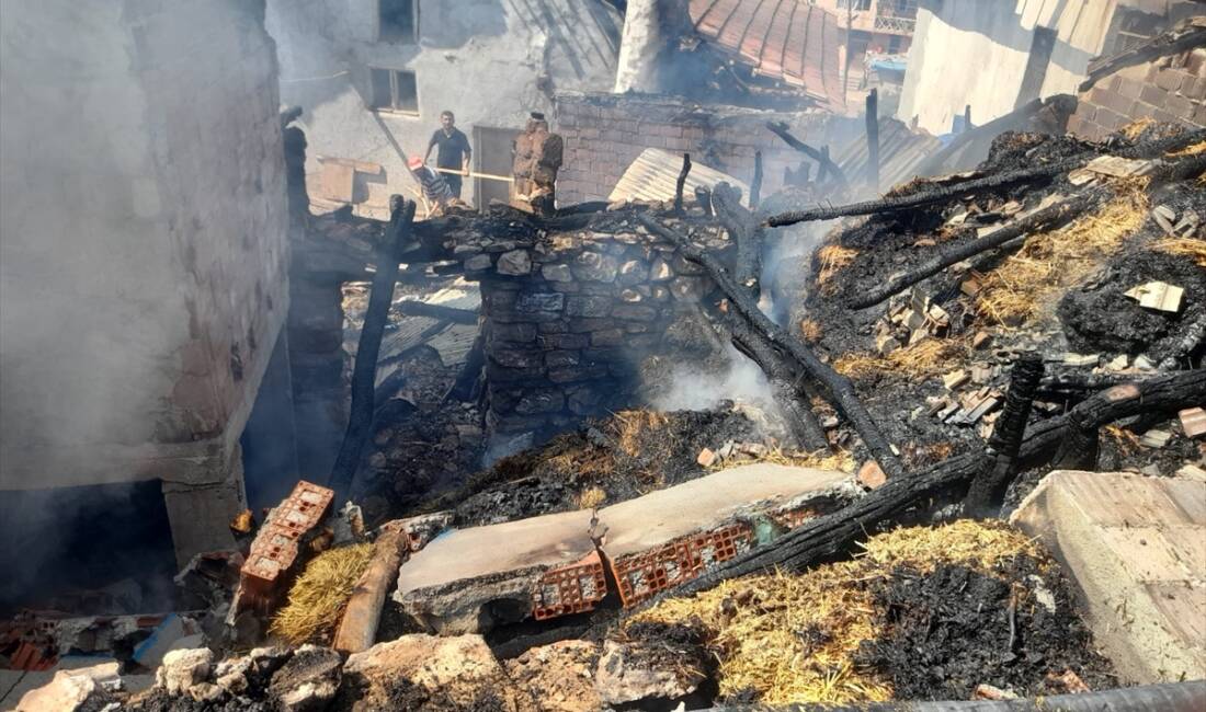 TOKAT (AA) – Tokat’ın Zile ilçesinde çıkan yangında ev ve