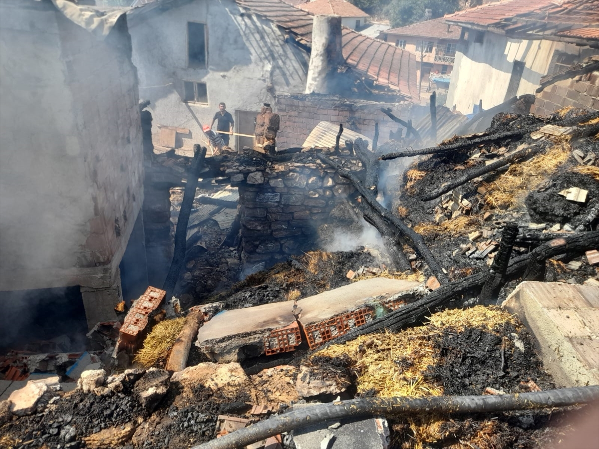 TOKAT (AA) – Tokat’ın Zile ilçesinde çıkan yangında ev ve