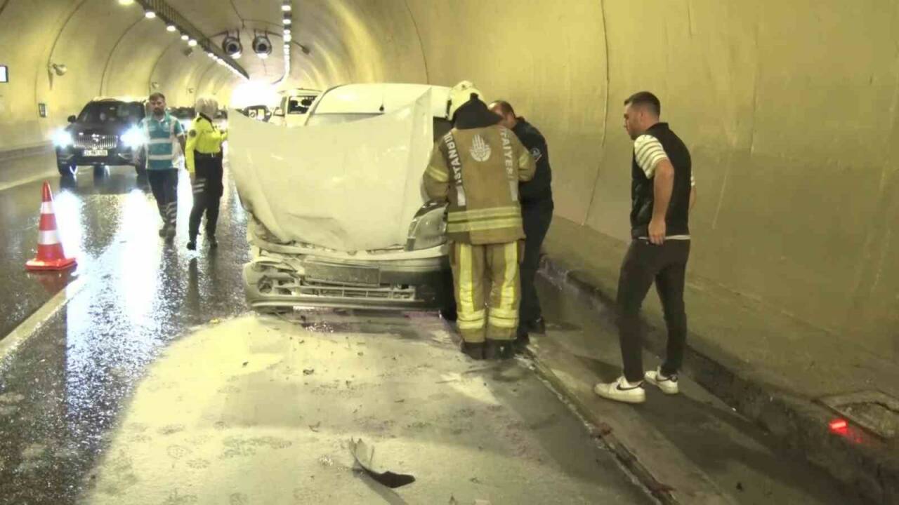Üsküdar’da tünel içinde 4 aracın karıştığı zincirleme kazada bir araç