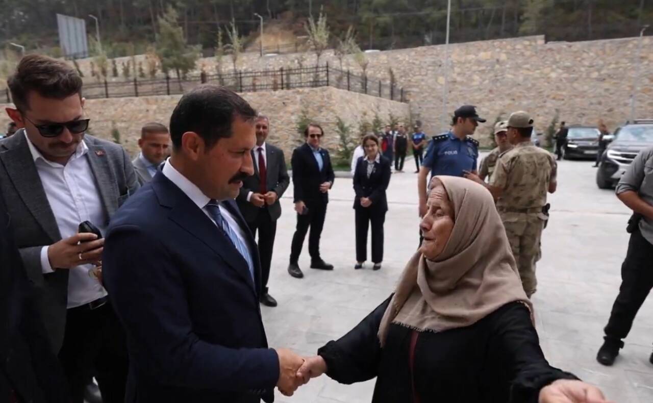 Hatay’ın Yayladağı ilçesine inşa edilen hükümet konağı, kamu kurumlarını tek
