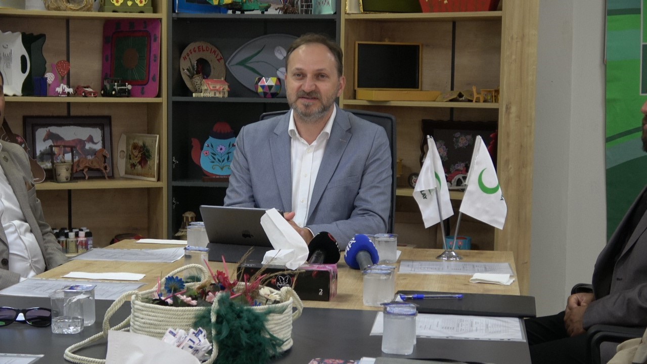 Kilis Yeşilay Danışmanlık Merkezi’nde açıklamalarda bulunan Yeşilay Genel Başkanı Doç.