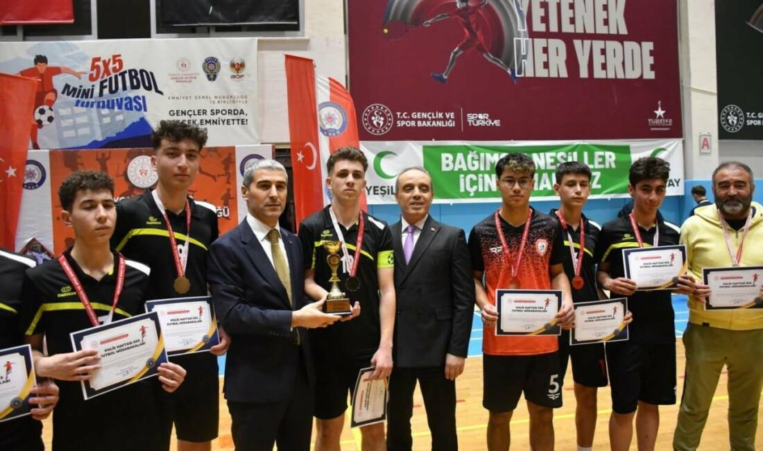 Afyonkarahisar’da ’Gençler Sporda Gelecek Emniyette’ sloganıyla gerçekleştirilen 5×5 Mini Futbol