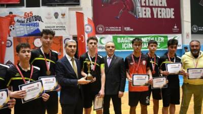 Afyonkarahisar’da ’Gençler Sporda Gelecek Emniyette’ sloganıyla gerçekleştirilen 5×5 Mini Futbol