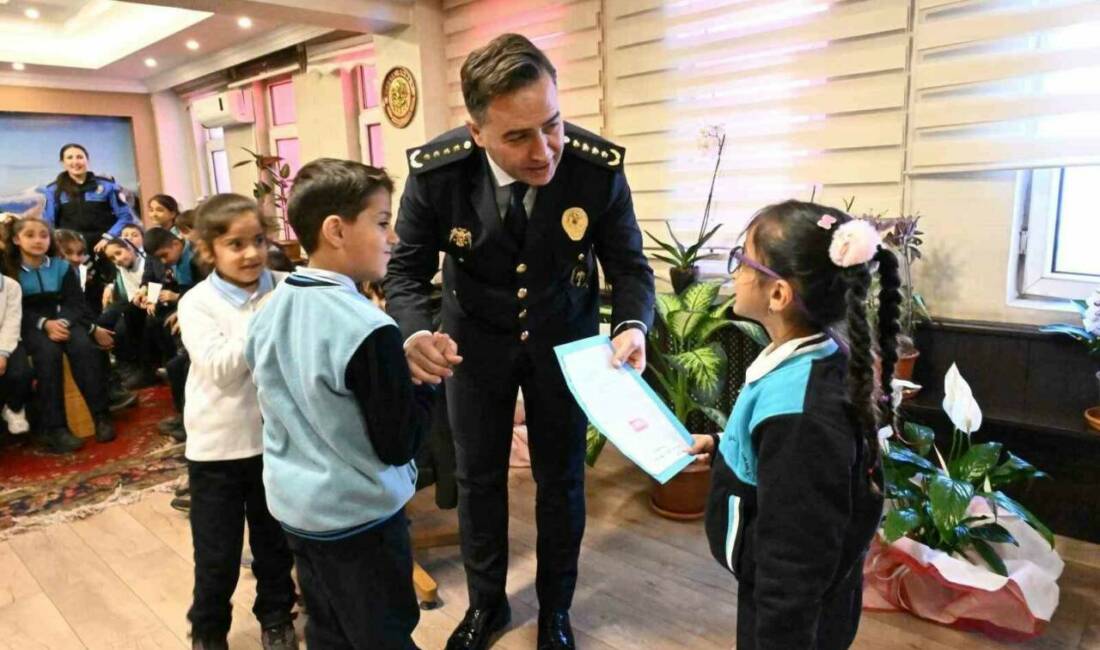 Ağrı’da, “Maarifin Kalbinde Çocuk” etkinlikleri kapsamında ilkokul öğrencileri, Türk Polis