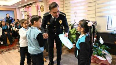 Ağrı’da, “Maarifin Kalbinde Çocuk” etkinlikleri kapsamında ilkokul öğrencileri, Türk Polis
