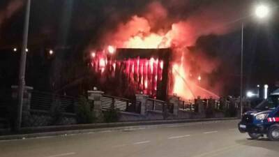 Ankara’nın Sincan ilçesinde, bir fabrikada çıkan yangını söndürme çalışmaları devam