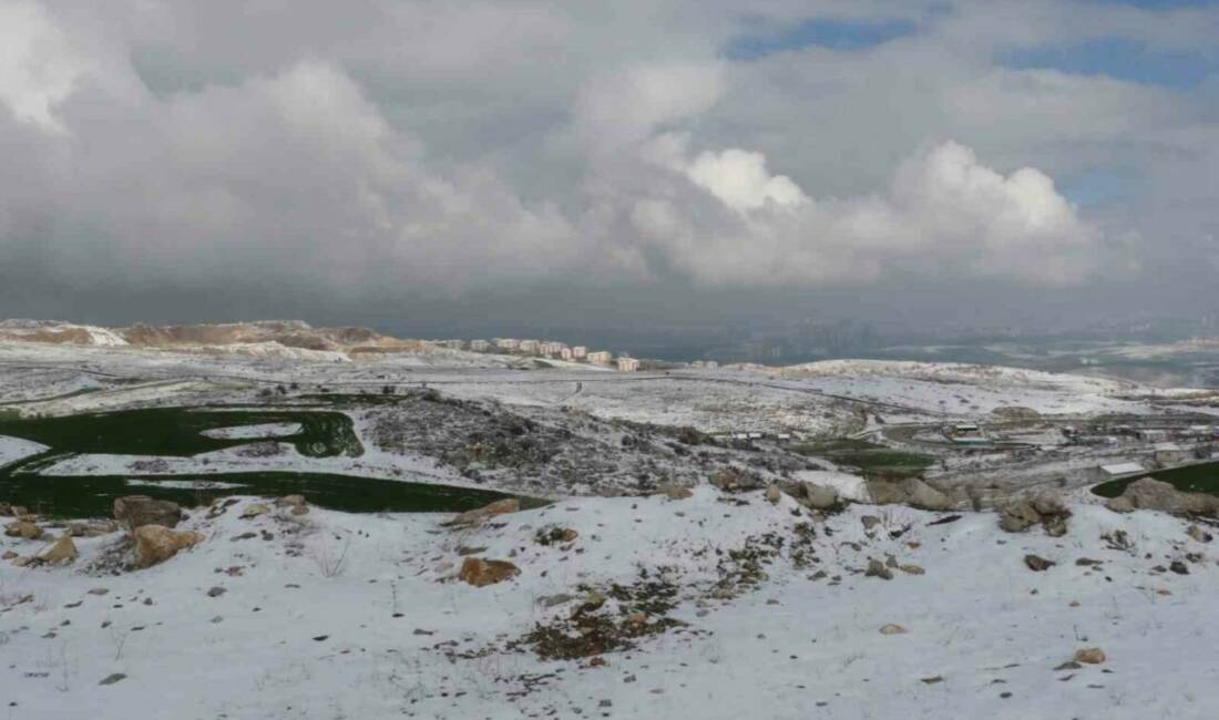Ankara’da sabah saatlerinde yağmaya başlayan kar kenti beyaza bürüdü. Yüksek
