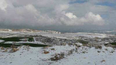 Ankara’da sabah saatlerinde yağmaya başlayan kar kenti beyaza bürüdü. Yüksek