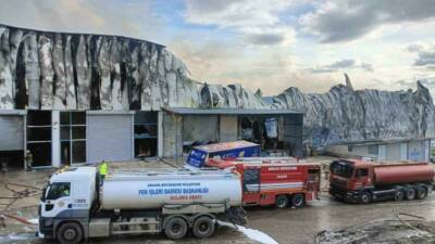 Ankara’nın Yenimahalle ilçesinde bir mobilya deposunda çıkan yangın, itfaiye ekiplerinin