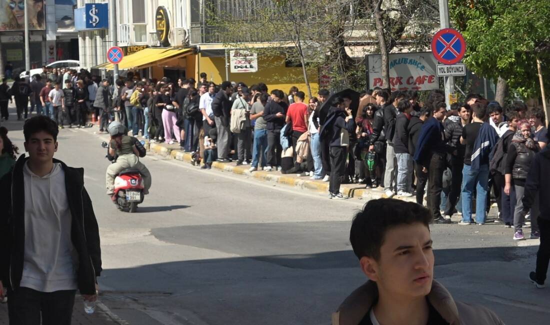 Antalya’da uygun fiyatlı ürün almak isteyen vatandaşlar, sabahın erken saatlerinden