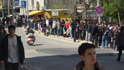 Antalya’da uygun fiyatlı ürün almak isteyen vatandaşlar, sabahın erken saatlerinden