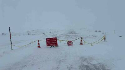 Ardahan-Ardanuç kara yolu yoğun kar yağışı ve tipi nedeniyle ulaşıma