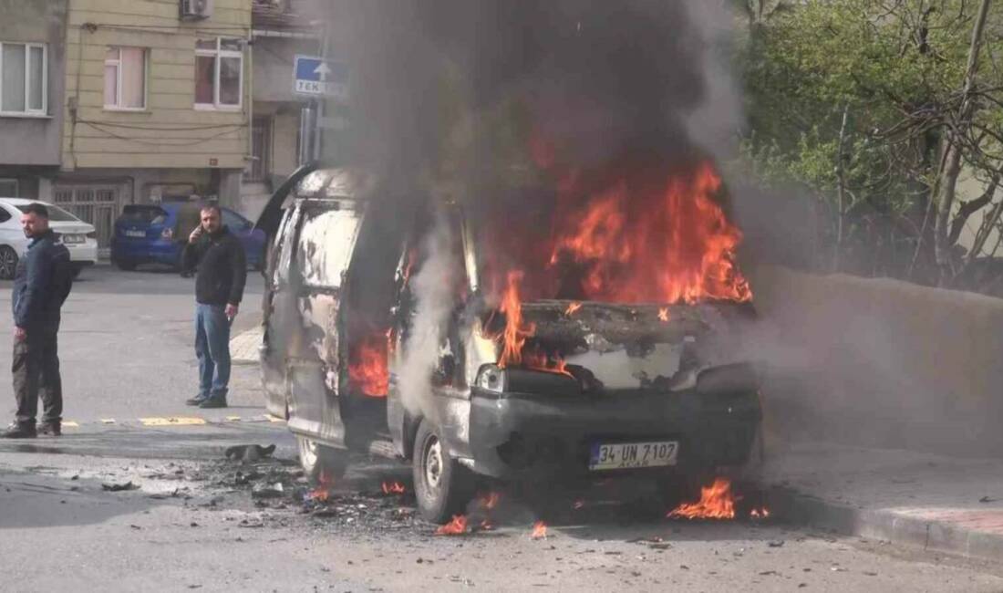 İstanbul Ataşehir’de park halindeki bir minibüs alev alev yandı. Patlama