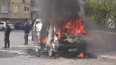 İstanbul Ataşehir’de park halindeki bir minibüs alev alev yandı. Patlama