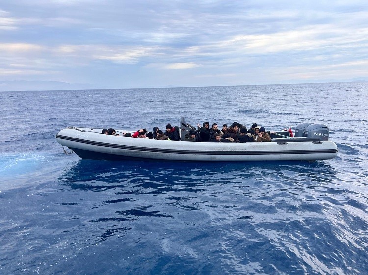 Aydın’ın Didim ilçesi açıklarında kısa süreli takibin ardından durdurlan lastik