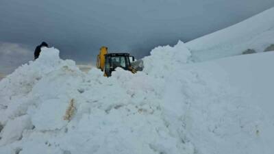Bitlis’in Adilcevaz ilçesine bağlı Aydınlar beldesinde kar kalınlığının yer yer