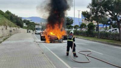 Aydın’ın Kuşadası ilçesinde aynı güzergahta kısa arayla iki otomobilin alev