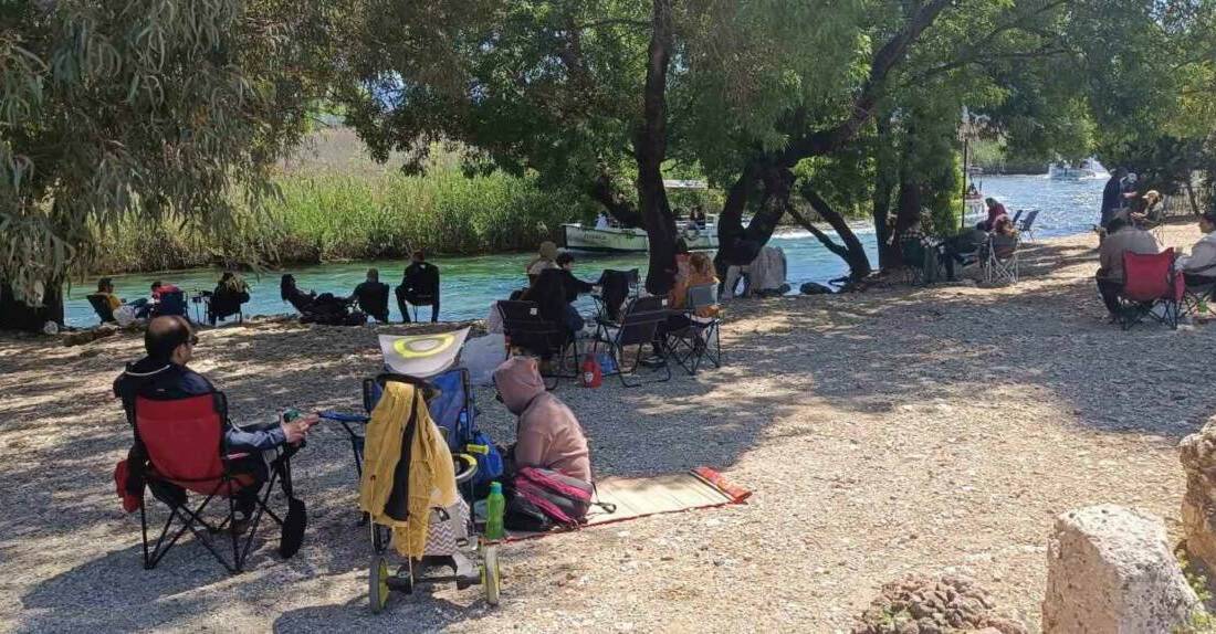 Muğla’nın Akyaka Mahallesi’nde yer alan Azmak Nehri, bahar aylarının gelmesiyle