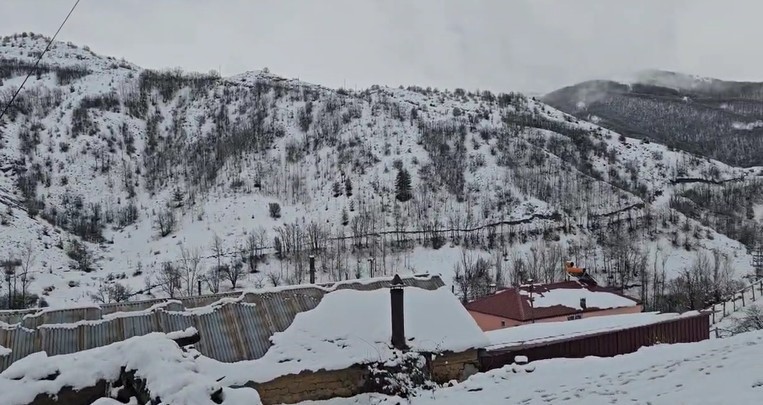 Erzincan’da hava sıcaklığının düşmesiyle kent merkezinde yağmur, Refahiye ilçesinde ise