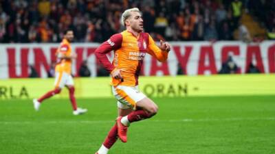 Galatasaraylı futbolcu Barış Alper Yılmaz, Kocaelispor karşılaşmasıyla sarı-kırmızılılarda 200. resmi
