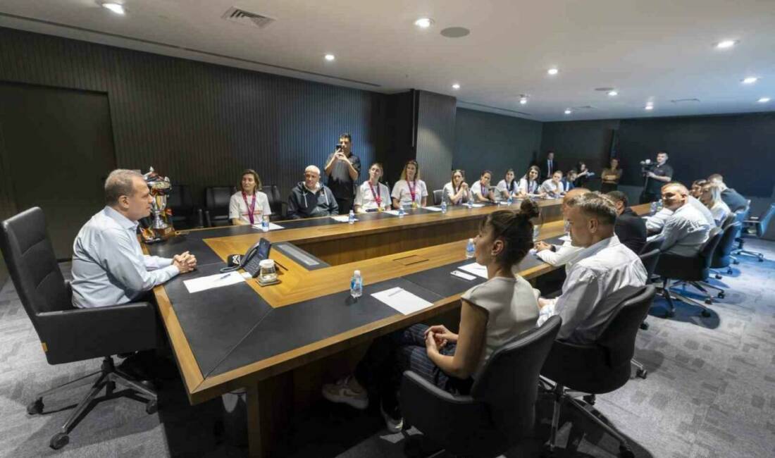 Mersin Büyükşehir Belediye Başkanı Vahap Seçer, EuroCup şampiyonu ÇBK Mersin