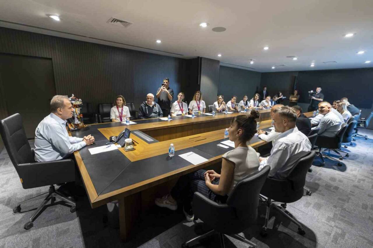Mersin Büyükşehir Belediye Başkanı Vahap Seçer, EuroCup şampiyonu ÇBK Mersin