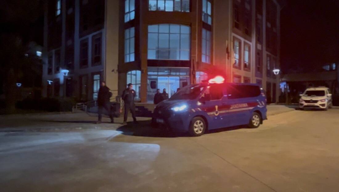 İzmir’in Bayındır ilçesinde aranan bir şahsa yönelik çalışmalar sırasında görevli