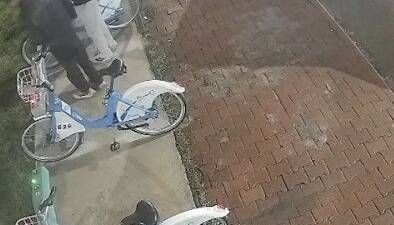 Kayseri’de kentin farklı noktalarında bulunan istasyonlardaki bisikletlere zarar veren şahıslar