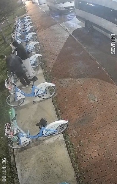 Kayseri’de kentin farklı noktalarında bulunan istasyonlardaki bisikletlere zarar veren şahıslar