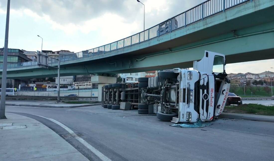 Beylikdüzü’nde virajı alamayan TIR devrilerek yan yattı. Olayda ölen ya