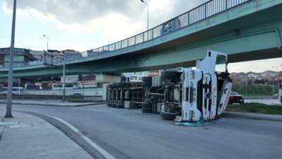 Beylikdüzü’nde virajı alamayan TIR devrilerek yan yattı. Olayda ölen ya