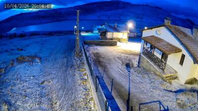 Beypazarı’nın yüksek kesimlerine kar yağışı başladı, bazı bölgelerde yağış sürüyor.