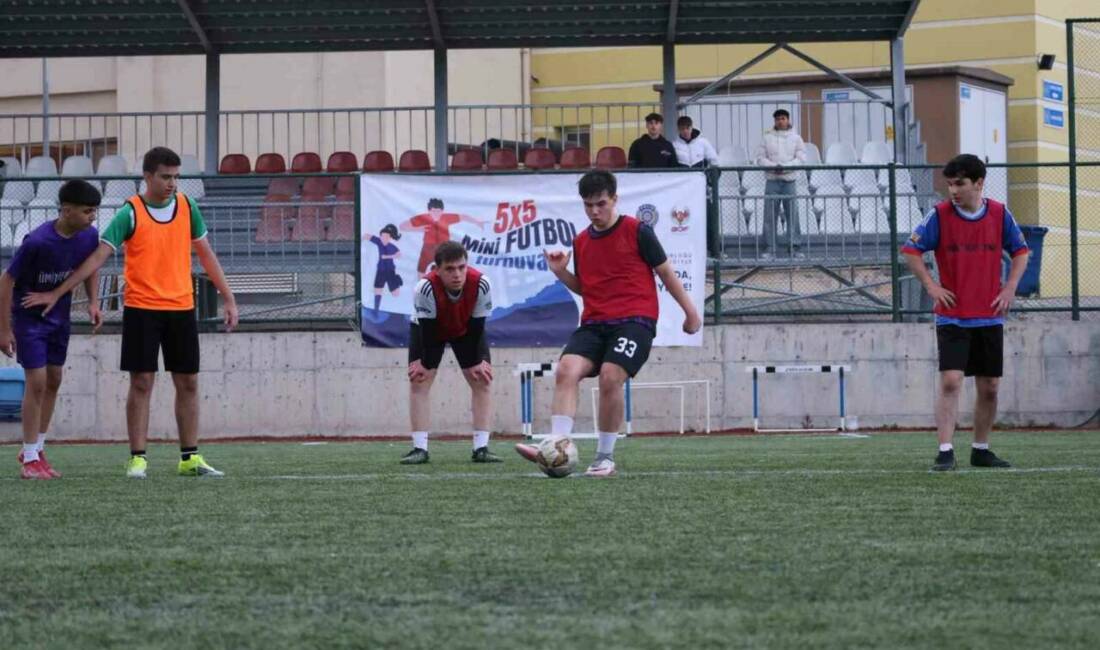 Bilecik’te gençlere yönelik düzenlenen 5×5 futbol turnuvası başladı. Bilecik İl