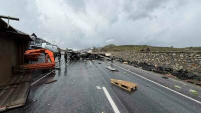 Bitlis-Van karayolunda Karayollarına ait iş makinesi ile sebze yüklü tırın