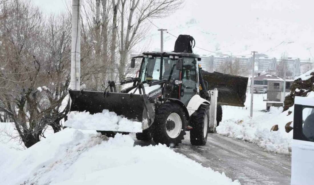 Bitlis’te Nisan ayının ortasında etkisini sürdüren kar yağışı, ekipleri yeniden