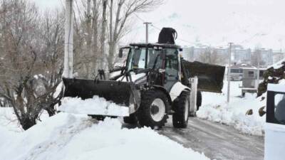 Bitlis’te Nisan ayının ortasında etkisini sürdüren kar yağışı, ekipleri yeniden