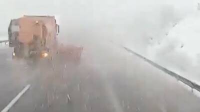 Bolu’nun Dörtdivan ilçesinde akşam saatlerinde etkisini artıran yoğun kar yağışı,