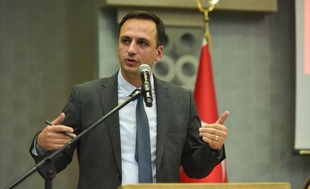 “Nitelikli dolandırıcılık ve resmi belgede sahtecilik” iddialarıyla gözaltına alınıp mahkemece