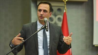 “Nitelikli dolandırıcılık ve resmi belgede sahtecilik” iddialarıyla gözaltına alınıp mahkemece