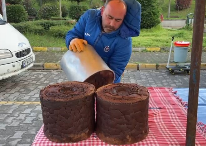 Trabzon’un Araklı ilçesinde yaklaşık 15 saat süren pişirme süreciyle hazırlanan