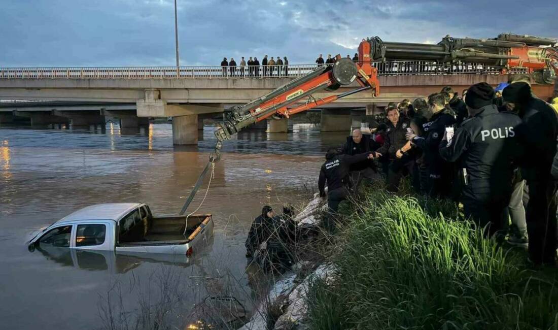 Bursa’nın Karacabey ilçesinde yolu kısaltmak isterken köprü altından geçmeye çalışan