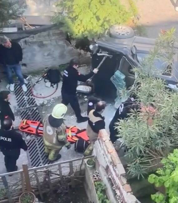 Bursa’nın Yıldırım ilçesinde kontrolden çıkarak kaza yapan otomobilin merdivenlerden yuvarlandığı