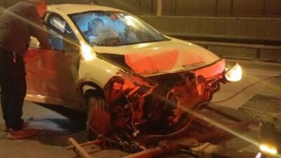 Bursa’da gece yarısı meydana gelen zincirleme kazada 3 araç birbirine