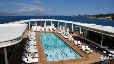 Çeşme Kaymakamı Mehmet Maraşlı, Ulusoy Limanı’ndaki “Four Seasons Yacht” kruvaziyer